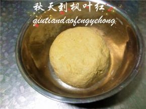 和成软硬适宜的面团，如果南瓜泥本身的水分不足可以稍加水。
