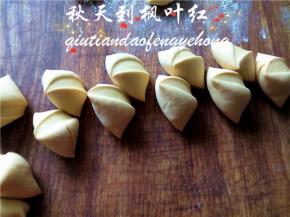 将面团揉成条切成均匀的面剂子；