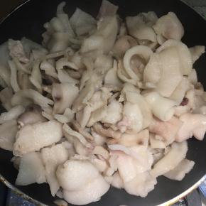 大火烧开以后，猪板油就发白了，这时候把火调到小火，慢慢熬，一边翻炒一边熬