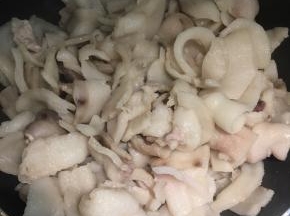 大火烧开以后，猪板油就发白了，这时候把火调到小火，慢慢熬，一边翻炒一边熬