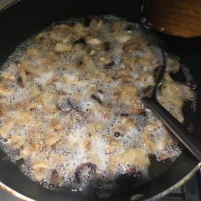 熬到油渣变小变稍微有点干即可