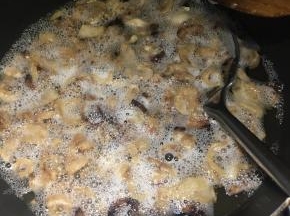 熬到油渣变小变稍微有点干即可