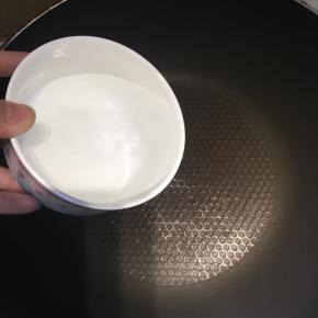 锅内放一小碗清水，开火