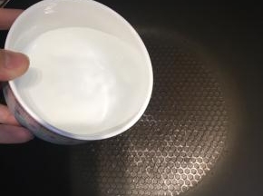 锅内放一小碗清水，开火