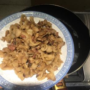 捞出油渣，油渣用来炒菜很好吃。