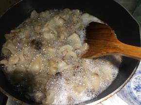 慢慢的油就出来了，还是要不停翻，以免糊锅