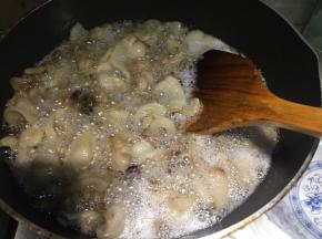 慢慢的油就出来了，还是要不停翻，以免糊锅