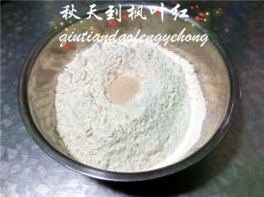 上面放入面粉和酵母；