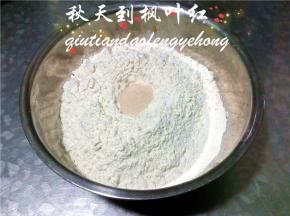 上面放入面粉和酵母；