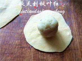 将绿豆沙馅包入其中；