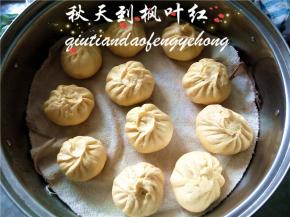 放入笼屉中进行二次发酵，天气冷，可以先将锅中放入水加热后关火，将面坯放入盖上锅盖进行发酵。