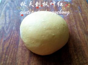 将发酵好的面团揉好排气，再静置15分钟。