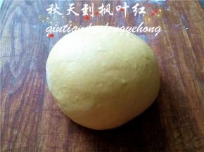 将发酵好的面团揉好排气，再静置15分钟。