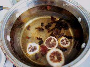 将梅子干和柠檬片放入锅中加入适量的清水；