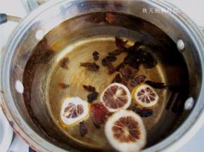将梅子干和柠檬片放入锅中加入适量的清水；