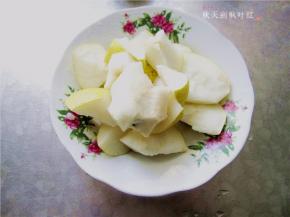 将鸭梨洗净后切成滚刀块；