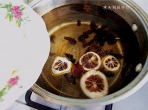 将梨块放入；
