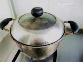 大火将水烧开后转为小火慢煮；