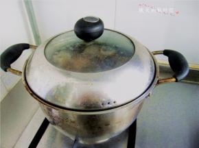 大火将水烧开后转为小火慢煮；