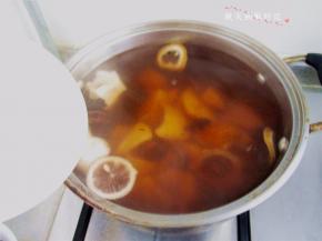 煮十五分钟后将冰糖放入；