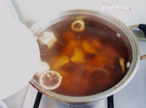 煮十五分钟后将冰糖放入；