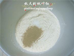 先做酵头：高筋面粉100g倒入容器里，加入盐2g，酵母1g；