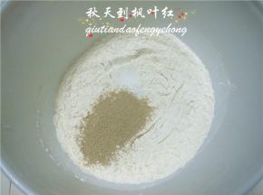 先做酵头：高筋面粉100g倒入容器里，加入盐2g，酵母1g；