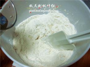 慢慢的倒入75g水，用刮刀翻拌；