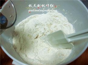 慢慢的倒入75g水，用刮刀翻拌；