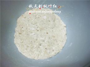 三小时后将容器盖打开，表面可以看到许多的小泡泡，放进冰箱冷藏6小时以上；