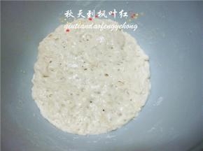 三小时后将容器盖打开，表面可以看到许多的小泡泡，放进冰箱冷藏6小时以上；