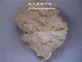 翻拌均匀后形成酵头面团；