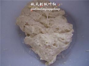 翻拌均匀后形成酵头面团；