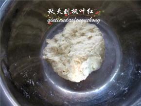 做主面团：高筋面粉100g，低筋面粉100g，盐5g，酵母2g，水130g揉匀；