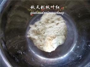 做主面团：高筋面粉100g，低筋面粉100g，盐5g，酵母2g，水130g揉匀；