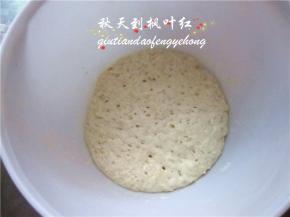 将酵头面团拿出来回温1小时；