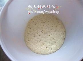 将酵头面团拿出来回温1小时；
