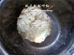 将酵头拿出来跟主面团放一起揉匀；