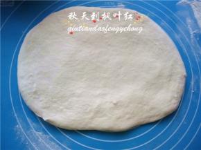 将面团用手压扁；