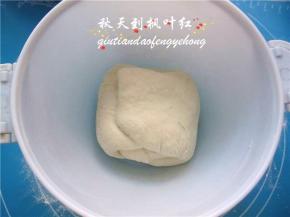 面团放进容器里，盖上容器盖发酵40分钟；