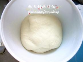 发酵好的面团明显涨大；