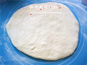 再将面团拿出来用手压扁；