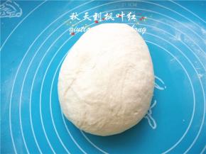 面团取出，排气，折叠；