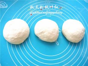 将面团分成3份，滚圆，松驰15分钟；
