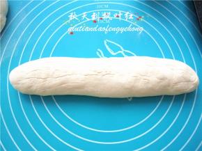 取一个面团整形成法棍形状；