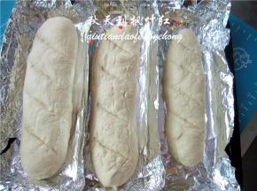 在面包坯表面划痕（刀具不够锋利，划痕太浅）；