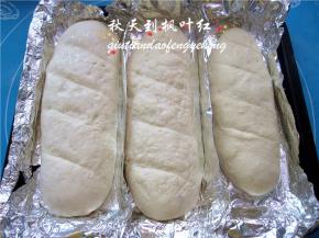 盖上保鲜膜发酵45分钟；烤盘里倒入热开水300g，烤箱220度烤10分钟，发酵好的法棍在表面喷上适量水。
