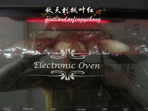 烤箱调至180度，将烤盘放进网架上烤30分钟至表面金黄