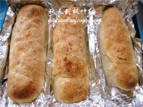 中途每隔五分钟将法棍的烤盘拿出来，喷上适量水，继续烤，最后十分钟可将烤盘放上层烤