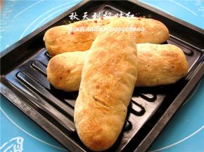 烤好的法棍面包出炉啦。